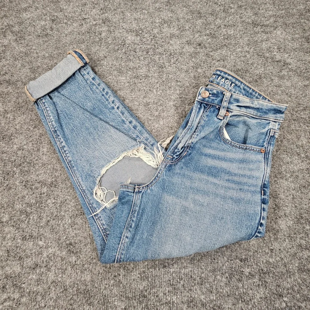 American Eagle Strigid Mom Jeans Womens 6 Short Distressed Ripped Crop Denim